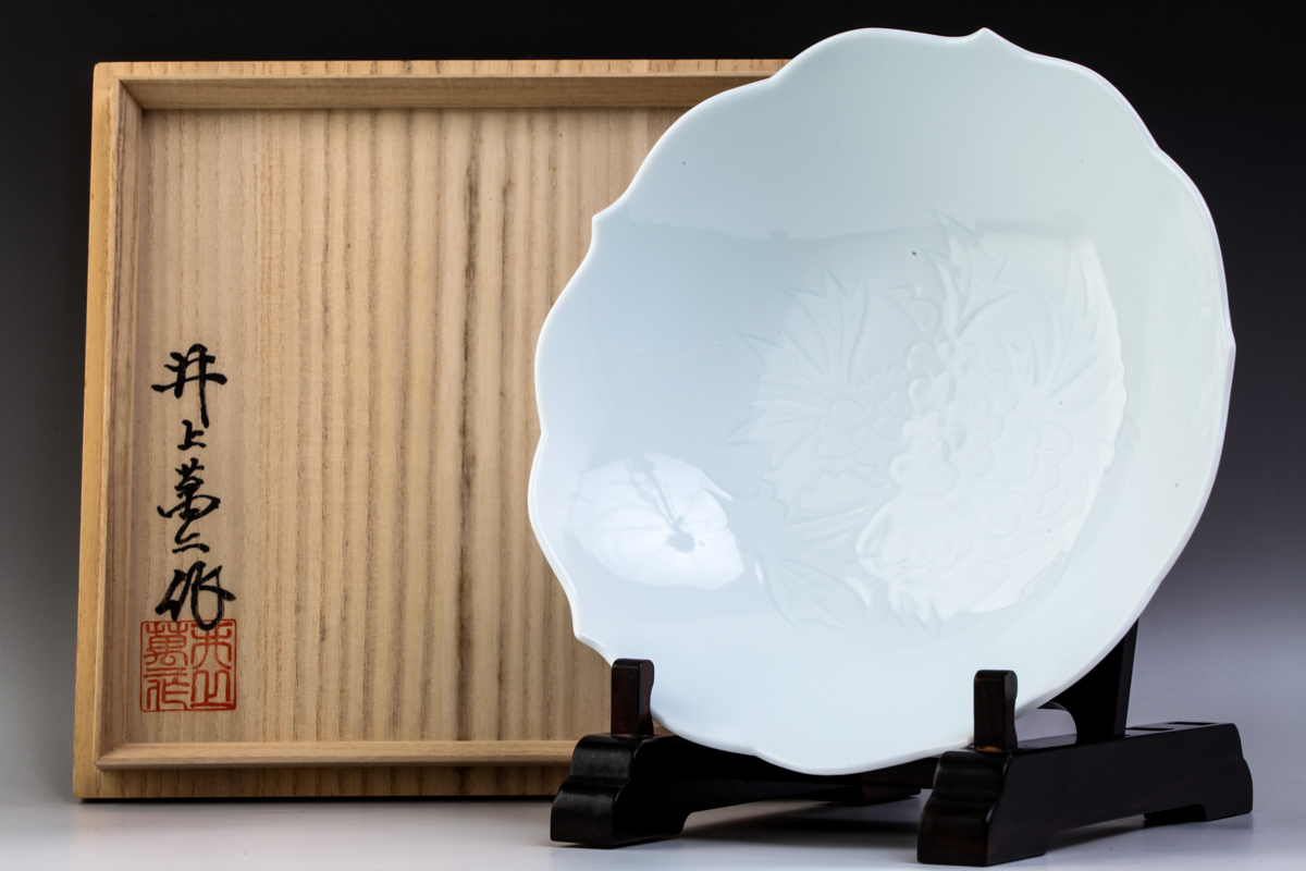 人間国宝 井上萬二】 白磁牡丹彫文 菓子鉢はカインドベアが買取します 
